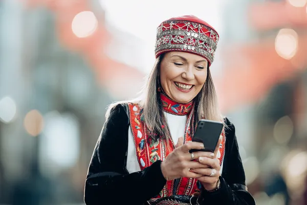 সোনালি কয়েনের ঝর্ণার মধ্যে ঘূর্ণায়মান একটি রুলেট চাকার ক্লোজ-আপ—যা BDT3999–এ গভীর ক্যাসিনো অ্যাকশনকে তুলে ধরে।